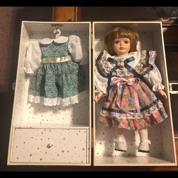 Porcelain Companions - Picture 3 of 8